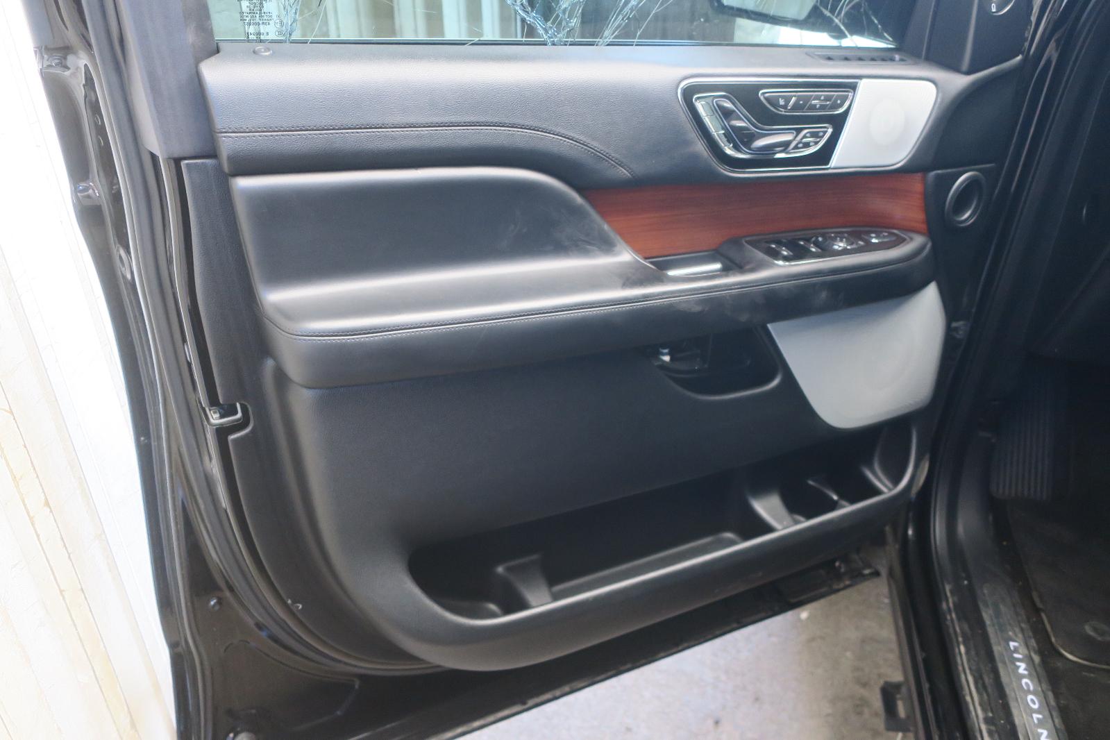 2018 Lincoln Navigator Front Door Panel