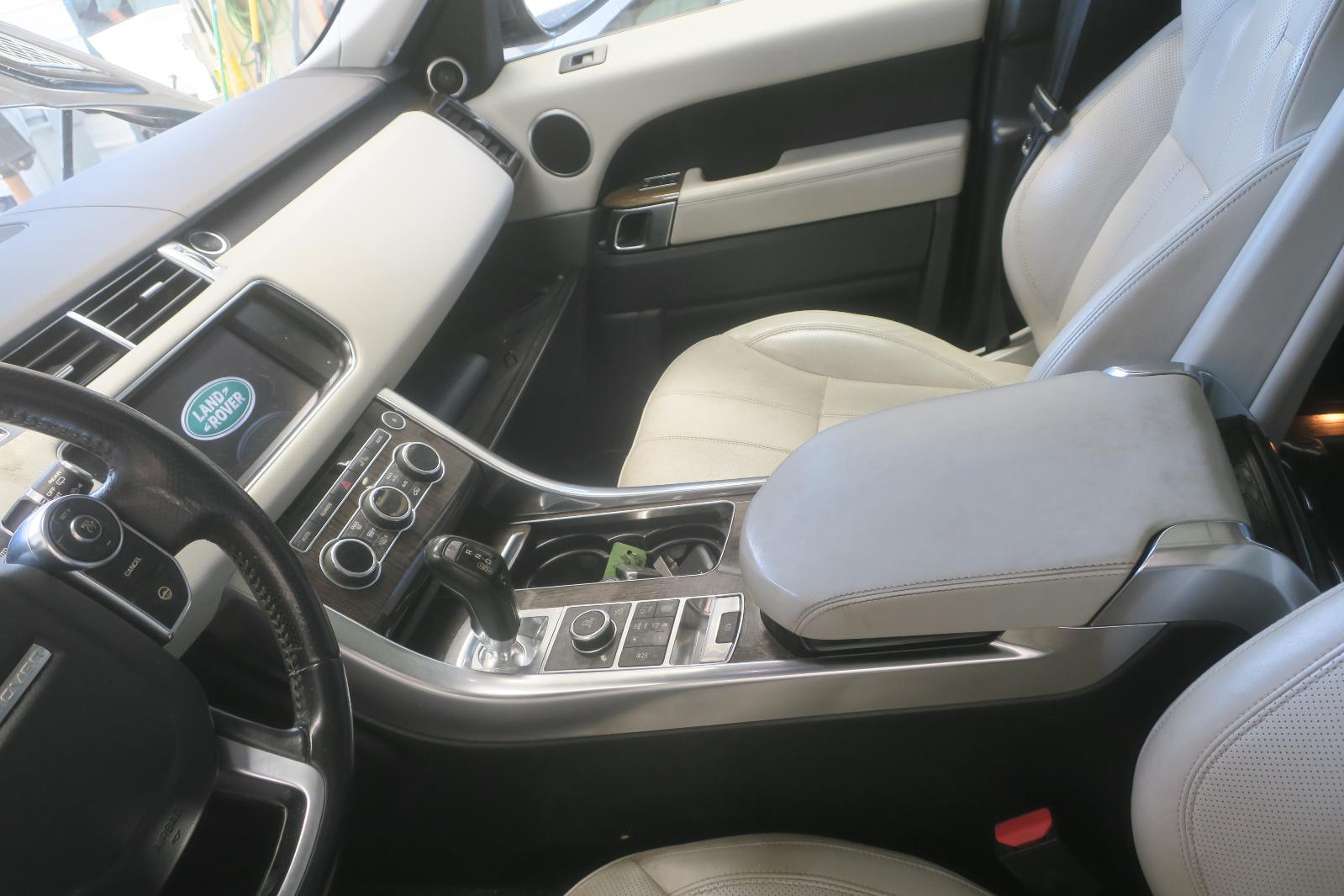 Console, Front