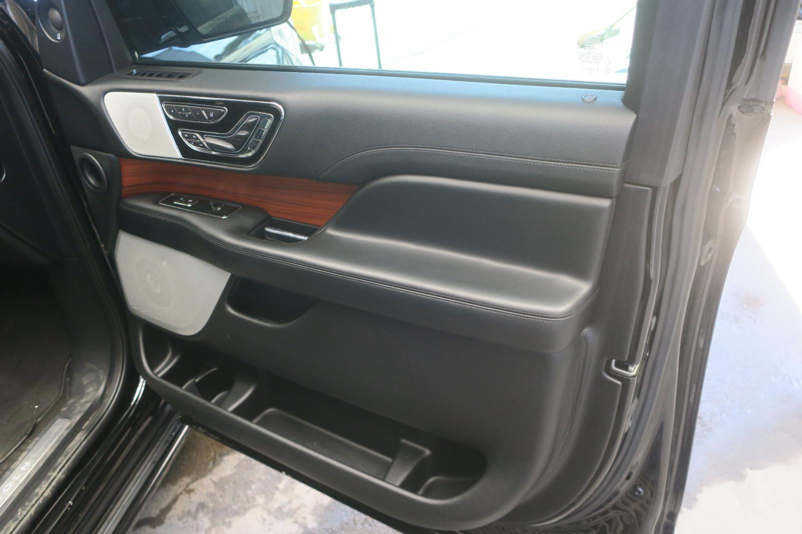2018 Lincoln Navigator Front Door Panel